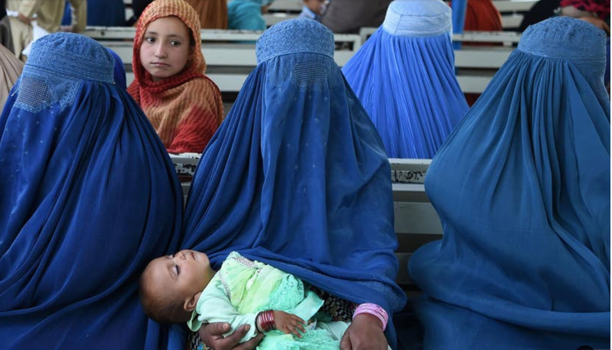 Phụ nữ Afghanistan phải trùm khăn kín mít hồi Taliban cầm quyền (1996-2001). Ảnh: Independent