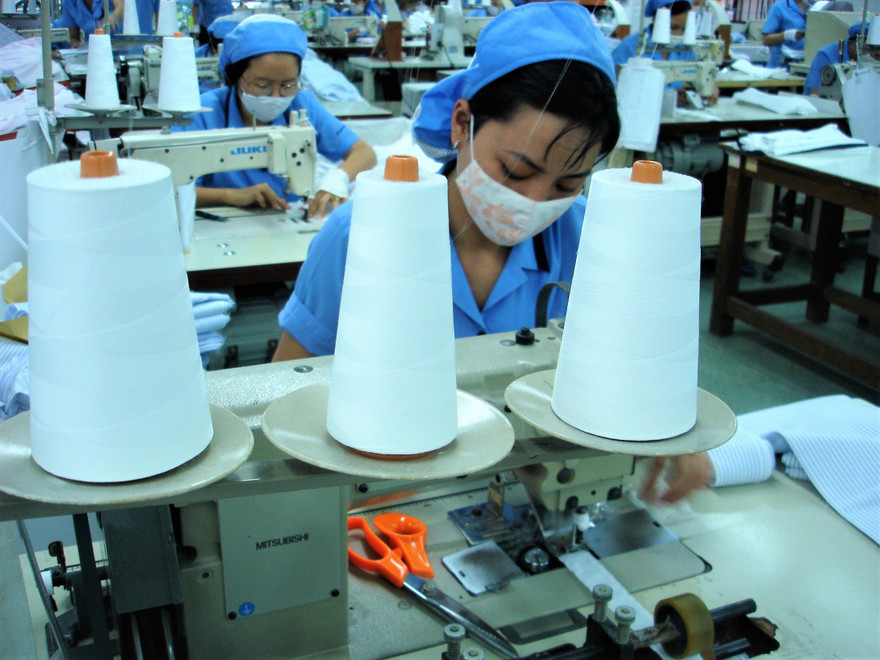 Nhiều DN dệt may tại TPHCM đang cần vốn để trả lương lao động mất việc và phục hồi sản xuất. Ảnh: Đại Dương 