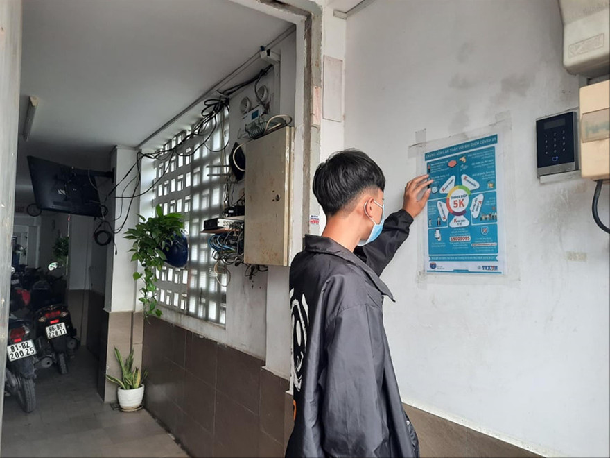 Một khu nhà trọ tuyên truyền “5K” ngay ở cửa ra vào 