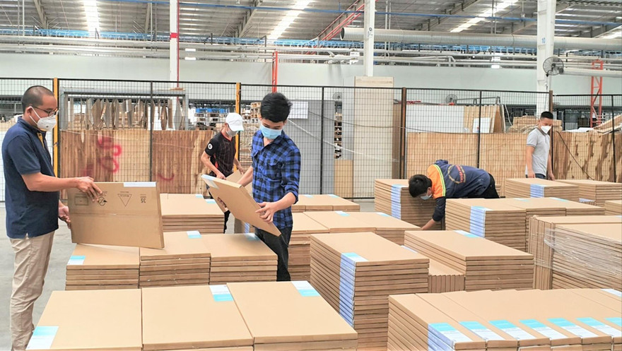 Công nhân sản xuất tại Công ty Cổ phần TEKCOM. Ảnh: HƯƠNG CHI