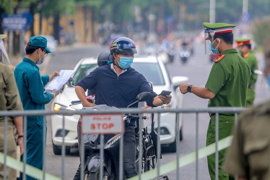 Hà Nội yêu cầu siết chặt kiểm tra giấy đi đường, xử lý nghiêm người vi phạm trong thời gian giãn cách ở Hà Nội. Ảnh: Duy Phạm