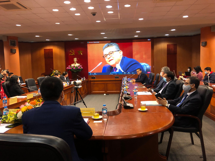 Các nhà nghiên cứu tham gia hội thảo trực tiếp kết hợp trực tuyến. Ảnh: Thu Loan