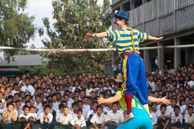 Các chú hề biểu diễn ở Myanmar 