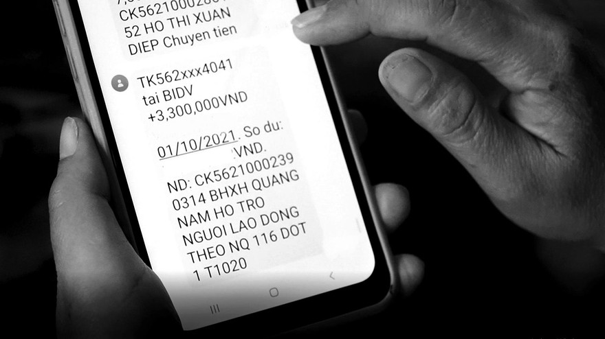 Những NLÐ đầu tiên được chi trả tiền hỗ trợ từ nguồn kết dư Quỹ BHTN tới tài khoản. Ảnh: Thanh Dũng- BHXH Quảng Nam