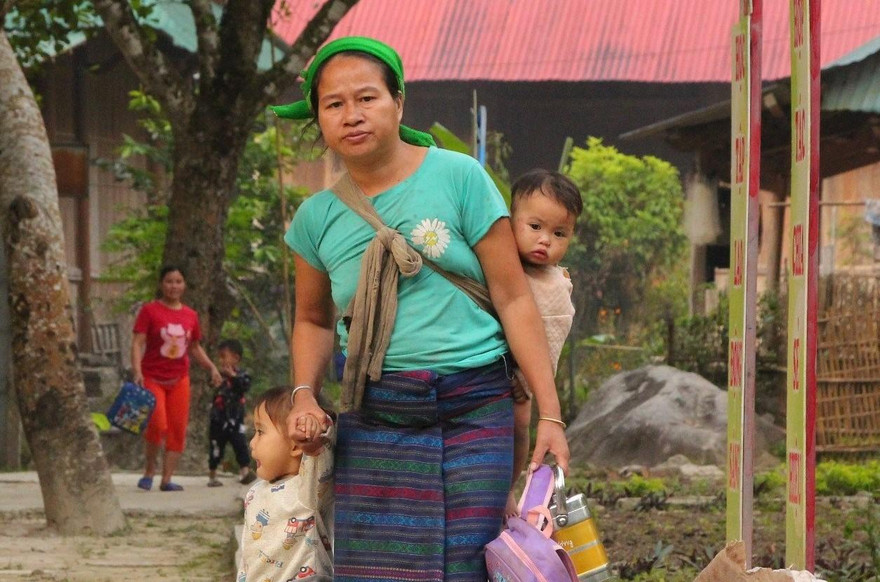 Dân bản yên tâm hơn khi có các cô giáo mầm non 