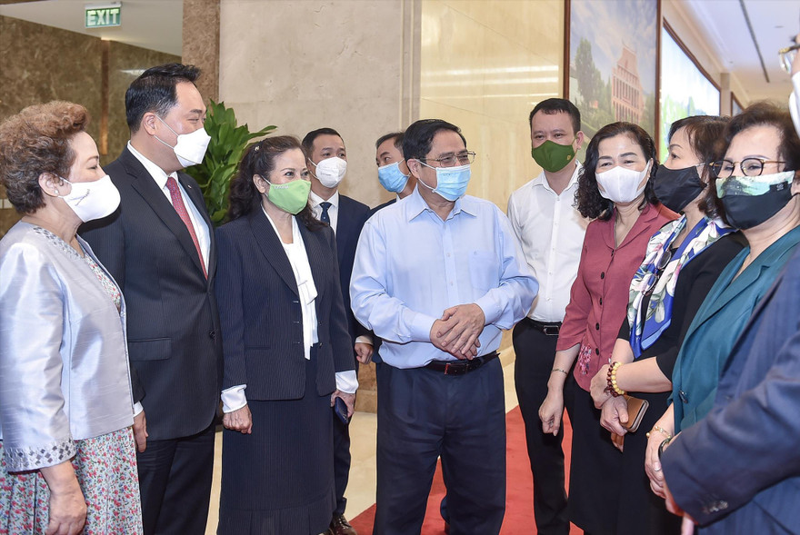 Thủ tướng Phạm Minh Chính trao đổi với đại diện các doanh nghiệp tại hội nghị. Ảnh: Nhật Minh