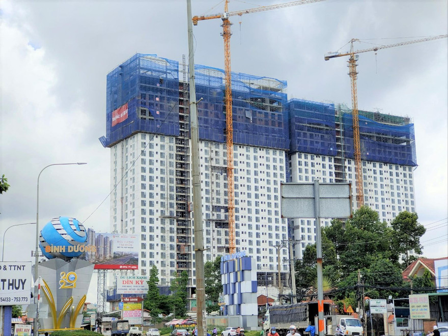 Một dự án cao ốc xây dựng dang dở ở Bình Dương. Ảnh: H.C