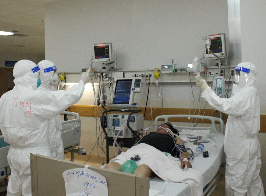 Các y bác sĩ đang điều trị bệnh nhân COVID-19 tại TPHCM