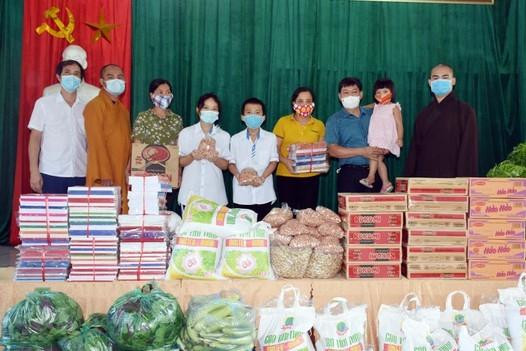 Ðại Ðức Thích Thiền Tuệ - Trụ trì chùa Vĩnh Phúc trao quà tại Làng trẻ em SOS Vinh