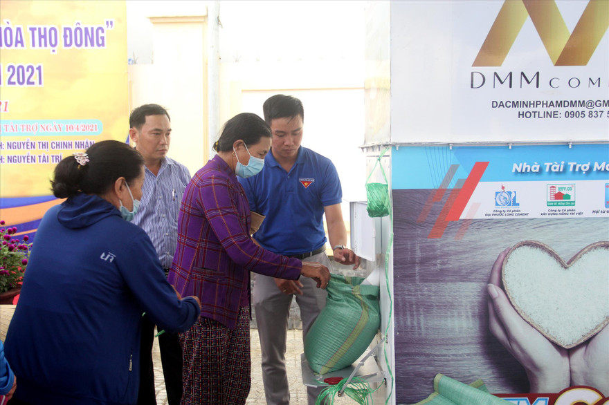 Mô hình “ATM gạo” được Ðoàn phường Hòa Thọ Ðông triển khai, góp phần hỗ trợ cho các hộ nghèo trên địa bàn. Ảnh: Giang Thanh