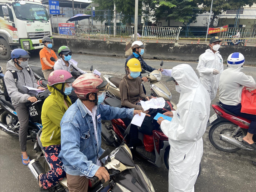 Người dân miền Tây trở lại TPHCM ngày 12/10. Ảnh: Ngô Bình