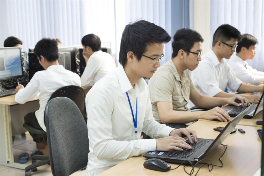 Sinh viên Trường ÐH Bách khoa Hà Nội (ảnh chụp trước ngày 27/4). Ảnh: Phạm Huyền