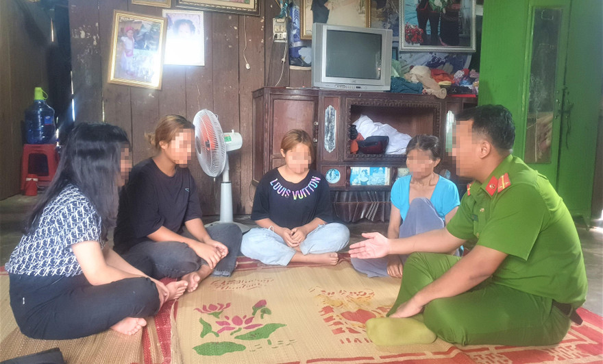 Cán bộ công an động viên ba cô gái 