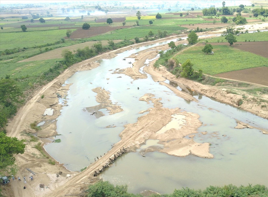 Cty TNHH MTV Hoàng Chỉ chặn dòng sông để khai thác cát