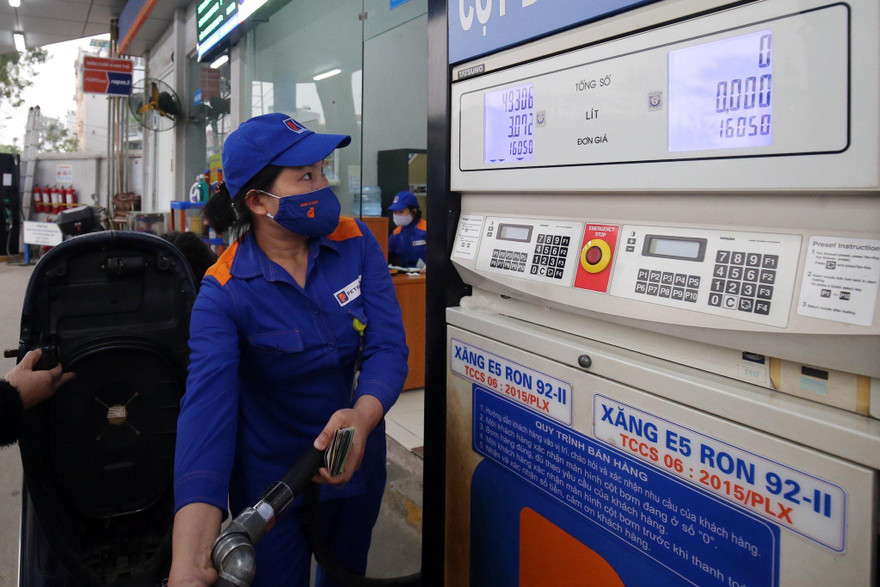 Giá xăng dầu đã tăng cao trong nhiều tháng qua. Ảnh: Như Ý