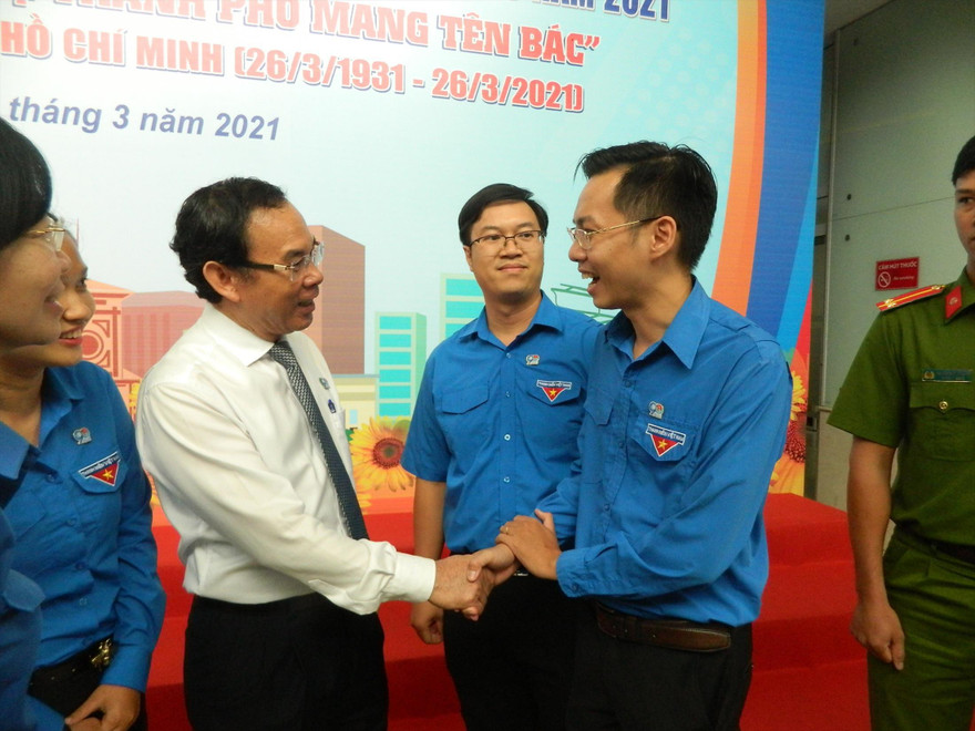 Bí thư Thành ủy TPHCM Nguyễn Văn Nên trò chuyện thân mật cùng cán bộ Ðoàn các thế hệ