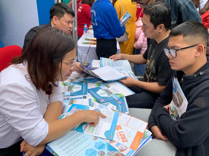  Từ ngày 29/8-5/9, thí sinh điều chỉnh nguyện vọng xét tuyển đại học (ảnh chụp tại Ngày hội tư vấn tuyển sinh hồi tháng 3). Ảnh: Diệp An