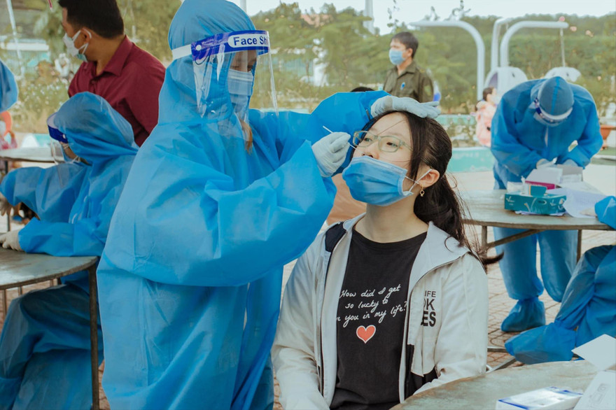 Bình Dương xét nghiệm toàn dân loại F0 ra khỏi cộng đồng. Ảnh: H.C
