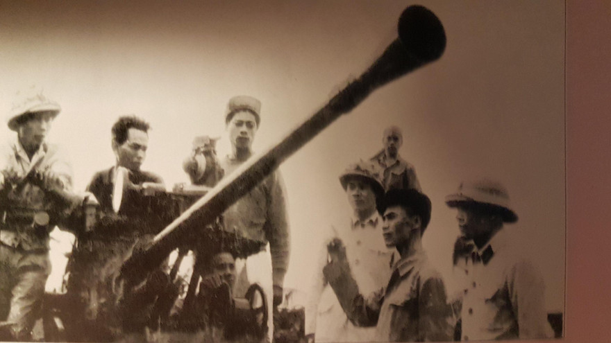 Ông Nguyễn Tư Thoan thăm đơn vị pháo binh Quảng Bình, năm 1965