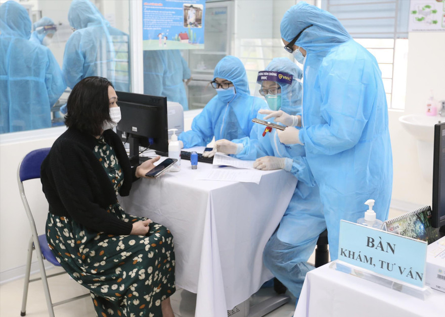 Nghiêm túc thực hiện 5K để đảm bảo an toàn phòng dịch. Ảnh: Như Ý