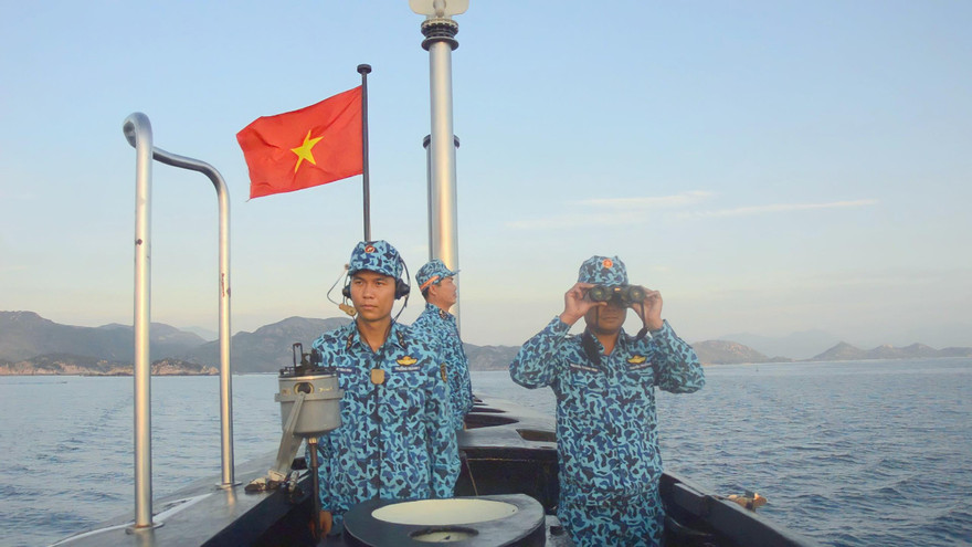 Thủy thủ Lữ đoàn Tàu ngầm 189, Quân chủng Hải quân thực hiện tuần tra trên biển