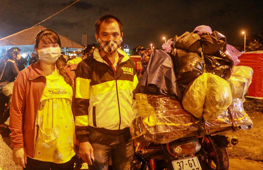 Đôi vợ chồng trẻ Hà Văn Chắt - Nguyễn Thị Đức trên đường về quê tránh dịch. Ảnh: Nguyễn Thành