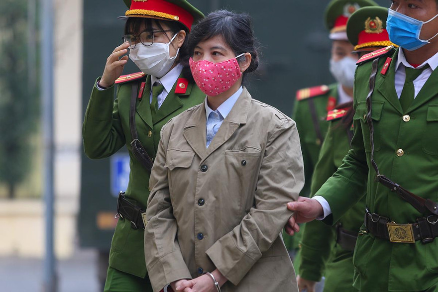 Bị cáo Nguyễn Thị Kim Anh được dẫn giải trong một phiên tòa. Ảnh: P.V