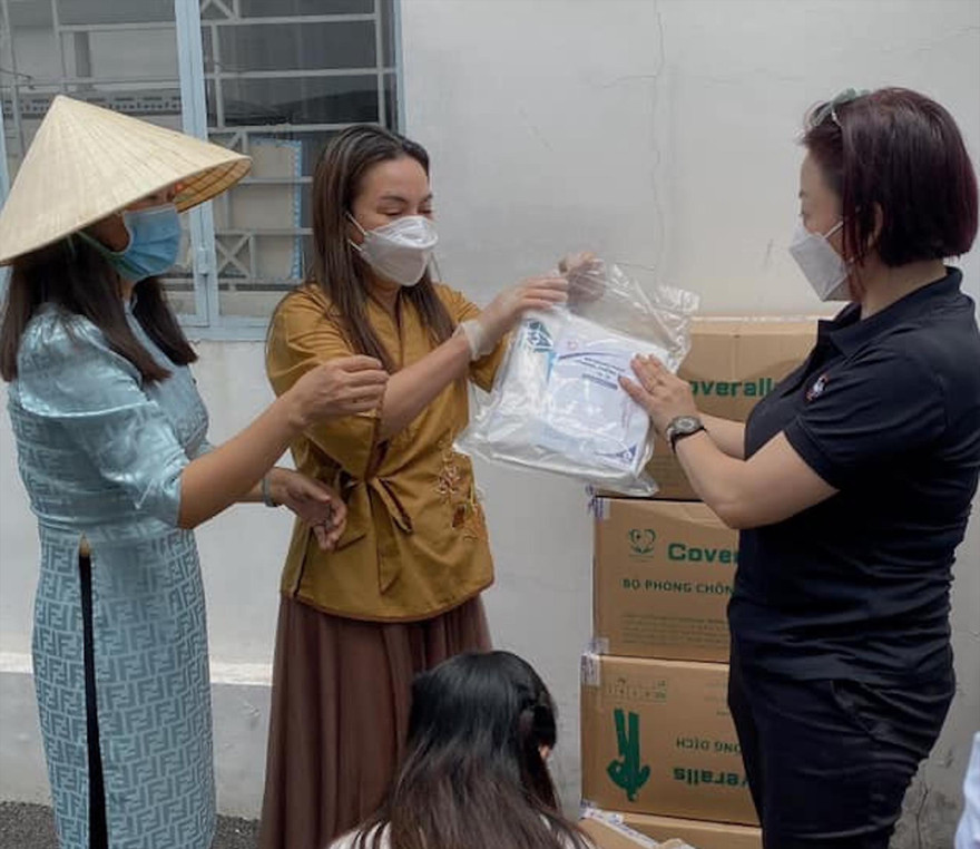 Phi Nhung đi làm từ thiện trong đại dịch COVID-19 hồi cuối tháng 7