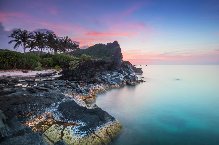 Ðảo Bé Lý Sơn với trầm tích núi lửa triệu năm. Ảnh: Bùi Thanh Trung