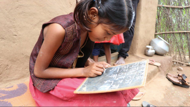 Radhika Kumari không nhớ cách viết bảng chữ cái vì đã 17 tháng không được đi học. Ảnh: BBC