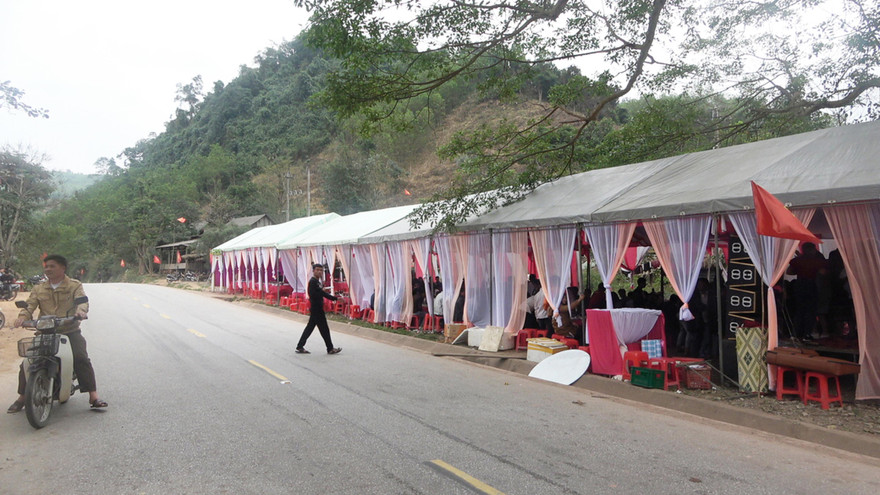 Một rạp cưới của người Khùa ngay sát Quốc lộ 12 A. Ảnh: Văn Chương 