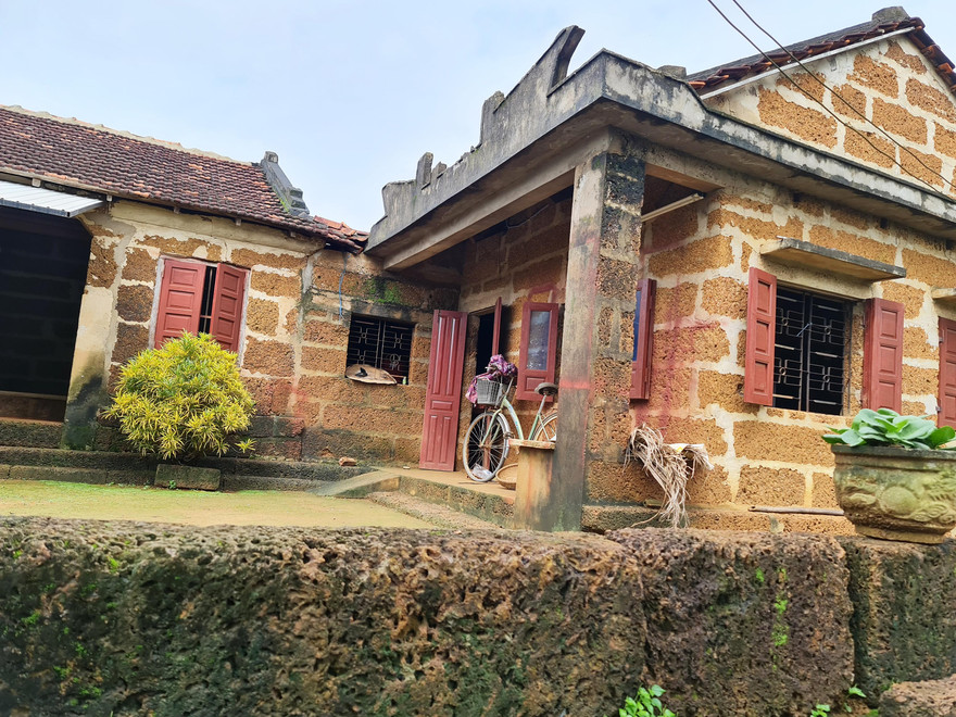 Ngôi nhà đá ong của ông Nguyễn Ngọc Thanh. Ảnh: Hà Thương 