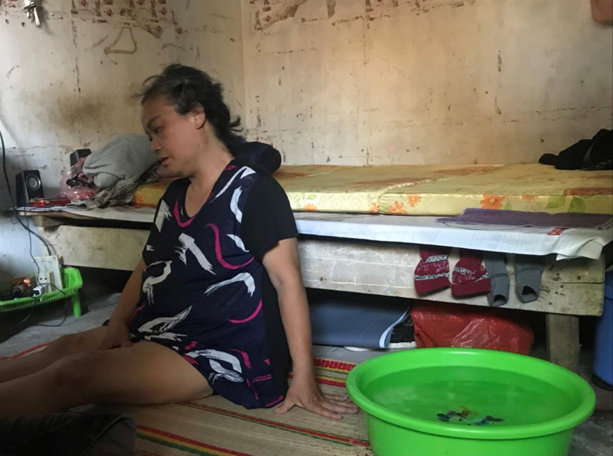 Chị Vũ Thị Ngọc (quê Thái Bình) phải đặt một chậu nước mát trước quạt để giải nhiệt trong những ngày nắng nóng cao điểm