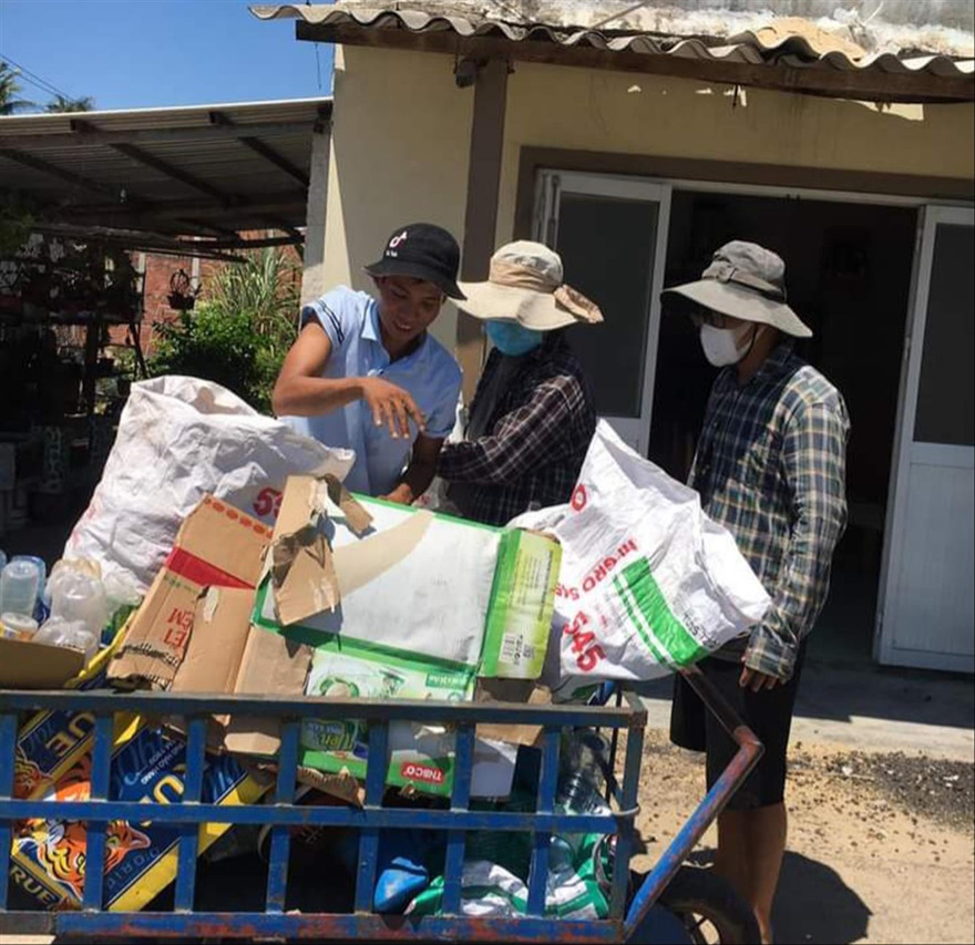  Nhóm bạn trẻ Ve chai Hà Lộc thu gom ve chai bán lấy tiền mua quà Trung thu cho các em nhỏ. Ảnh: NVCC