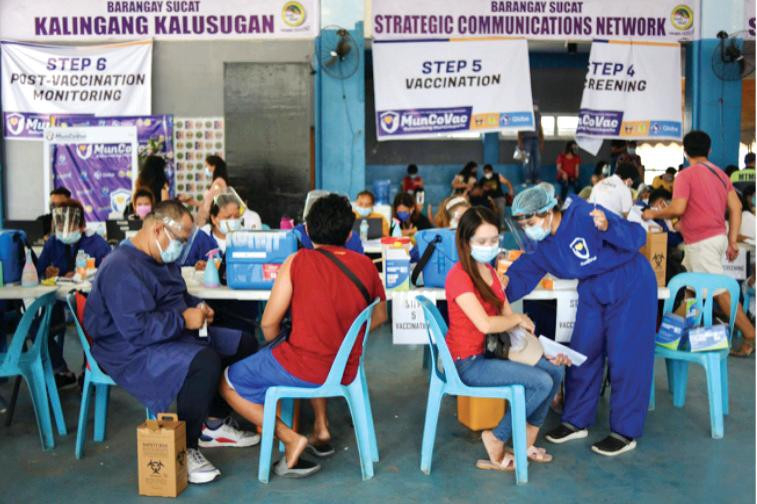 Tiêm vắc-xin cho người dân ở Philippines. Ảnh: Bloomberg