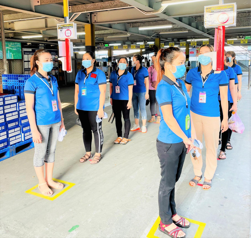 Công nhân đến nhà máy được kiểm tra sức khỏe. Ảnh: H.C