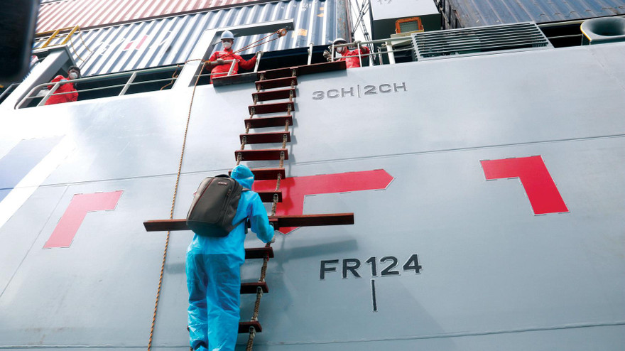 Hoa tiêu khu vực IV lên tàu hàng nước ngoài để làm nhiệm vụ dẫn dắt tàu vào cảng Ðà Nẵng