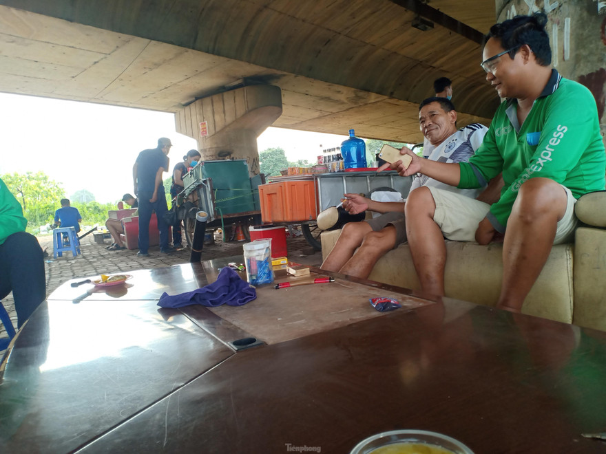 Nhiều người 'quên' khẩu trang, tập trung trà đá tán gẫu trên đại lộ Thăng Long 