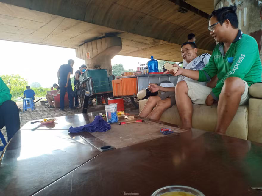 Nhiều người 'quên' khẩu trang, tập trung trà đá tán gẫu trên đại lộ Thăng Long 
