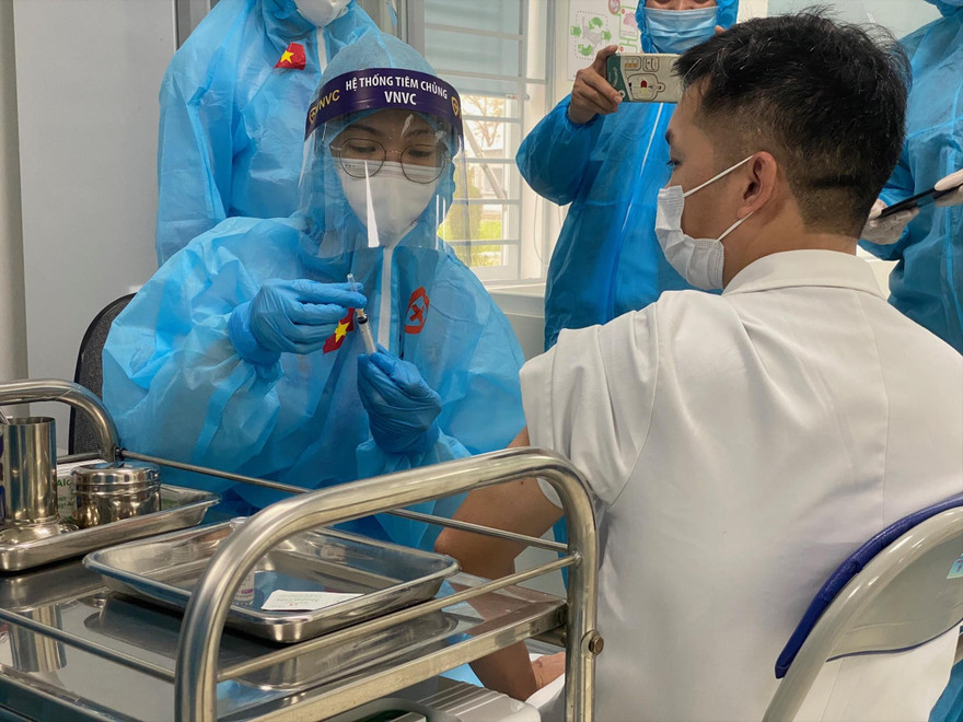 Tiêm vắc-xin cho nhân viên y tế Bệnh viện Bệnh Nhiệt đới T.Ư. Ảnh: T.Hà