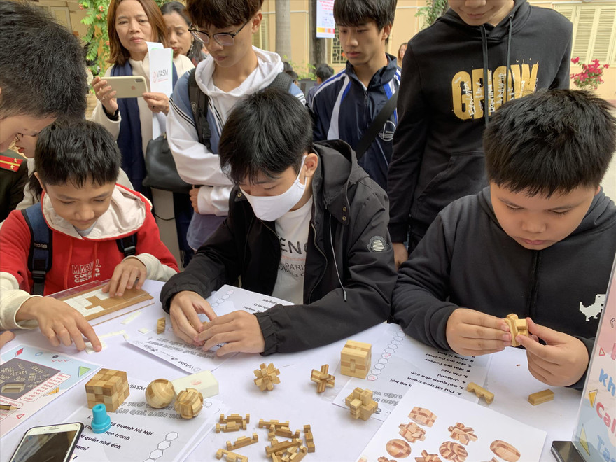 Trải nghiệm một ngày với Toán học của học sinh Hà Nội. Ảnh: Diệp An