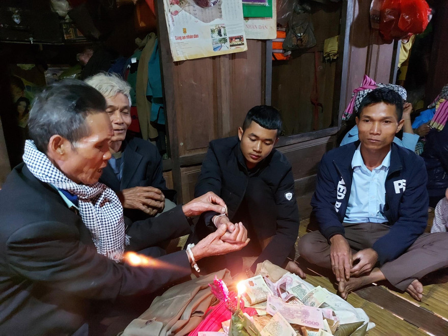 Trước khi lên đường nhập ngũ, anh Hồ Diên ở bản Lé (xã Trọng Hóa) được già làng buộc chỉ cổ tay 