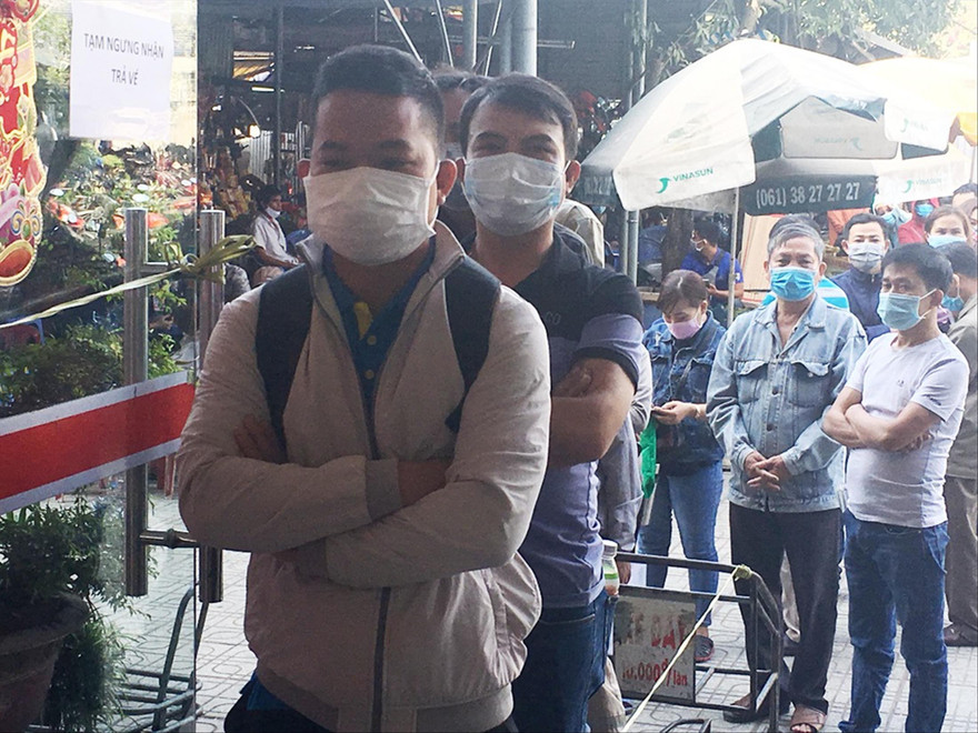 Công nhân trả vé tàu Tết ở ga Biên Hòa quyết định ở lại, đón Tết xa quê. Ảnh: M.T