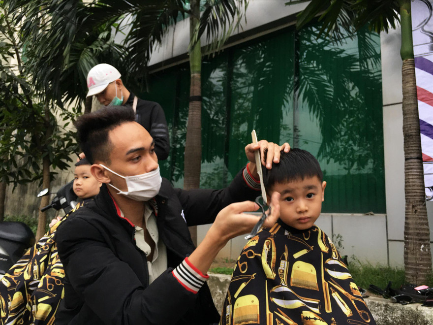 Anh Gia Bảo chăm chú làm đẹp cho vị khách nhỏ. Ảnh: Đ.T