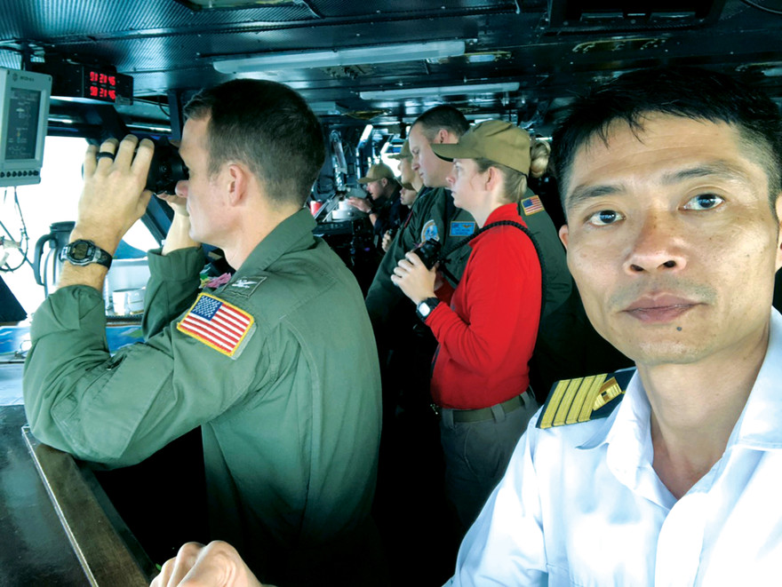 Hoa tiêu ngoại hạng Hoàng Việt trên buồng điều khiển tàu sân bay USS Theodore Roosevelt. Ảnh: NVCC 
