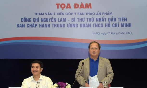 Ông Hà Quang Dự, nguyên Ủy viên T.Ư Đảng, nguyên Bí thư thứ nhất T.Ư Đoàn (bên phải); anh Nguyễn Ngọc Lương, Bí thư T.Ư Đoàn, Chủ tịch Hội đồng Đội T.Ư chủ trì buổi tọa đàm. ẢNH: XUÂN TÙNG