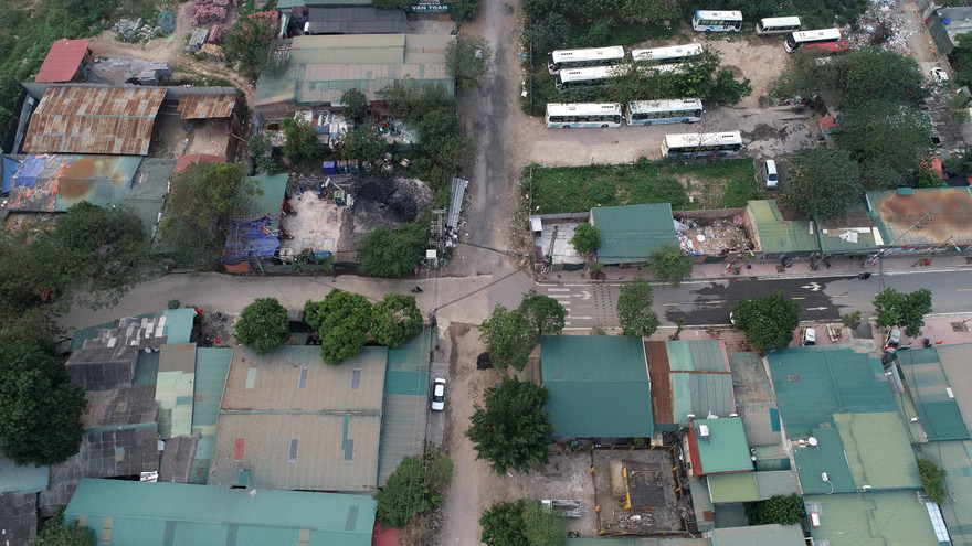 Nhà xưởng, nhà cấp 4 ồ ạt mọc trên đất nông nghiệp. Ảnh: Mạnh Thắng