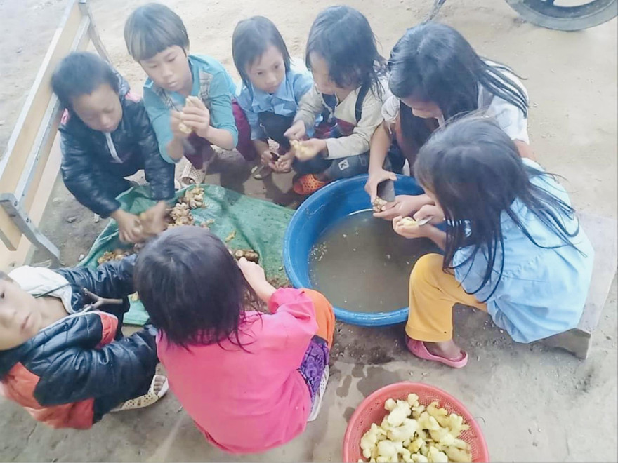 Học sinh được cô Khuyên hướng dẫn làm mứt gừng bán lấy tiền mua bút, dép