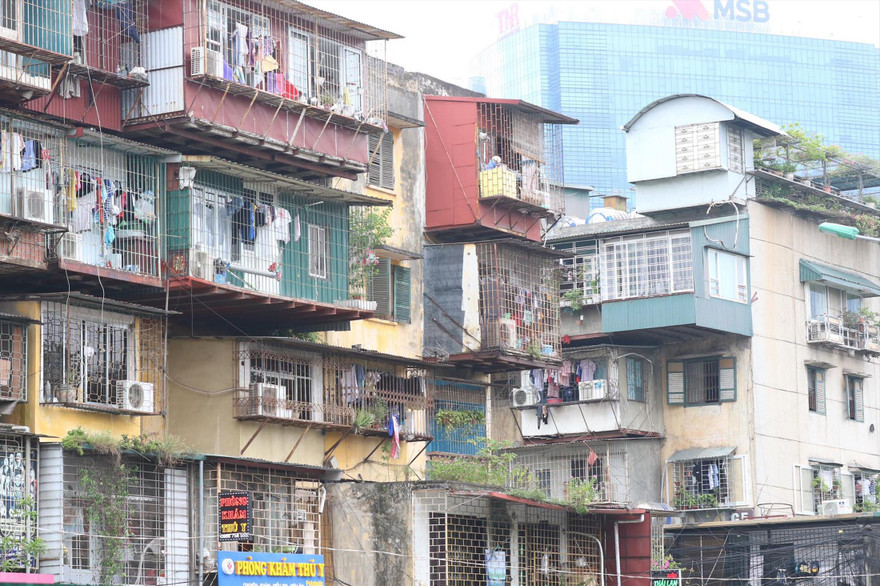 Chung cư cũ Thành Công xếp loại cấp độ D nhưng người dân vẫn cố bám trụ. Ảnh: Như Ý 