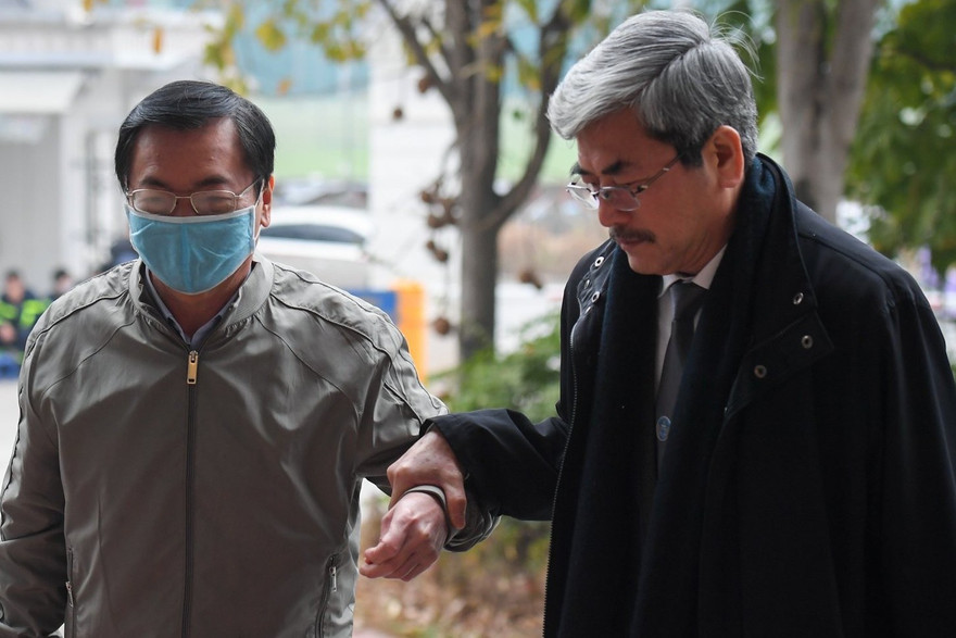 Luật sư bào chữa đưa Vũ Huy Hoàng đến phiên tòa hôm 7/1